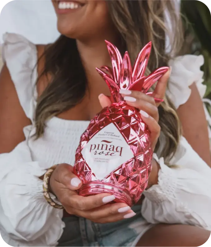 Frau hält eine Flasche pinaq rosé in den Händen