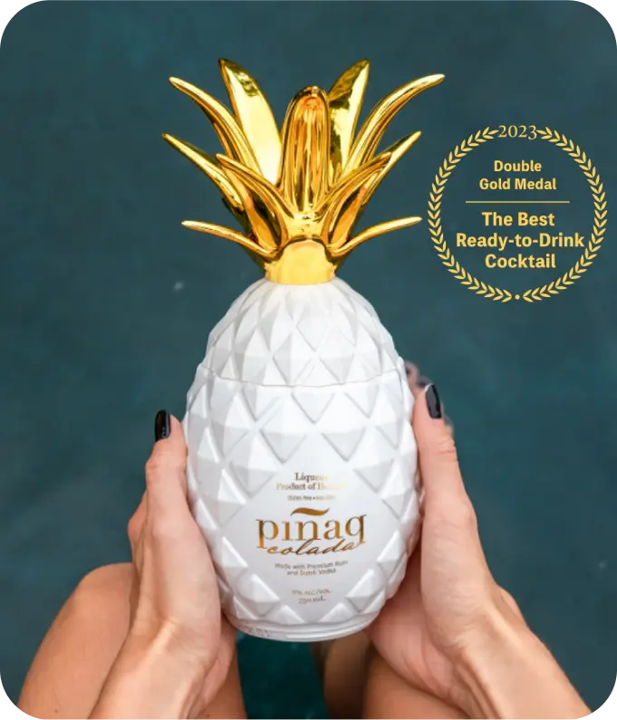 Frau hält pinaq colada Flasche in den Händen