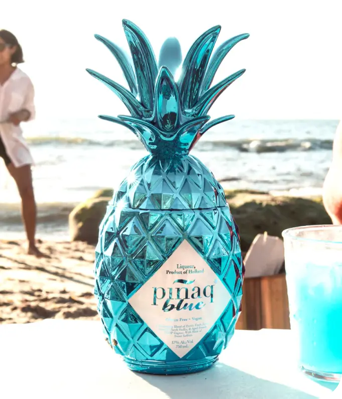 eine Flasche pinaq blue am Strand